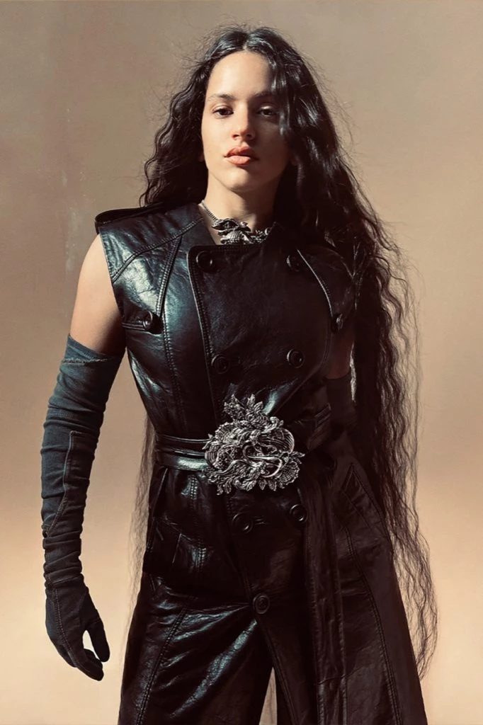 Acne Studios acaba de presentar su campaña otoño-invierno 2022, protagonizada por la cantante y compositora española Rosalía.