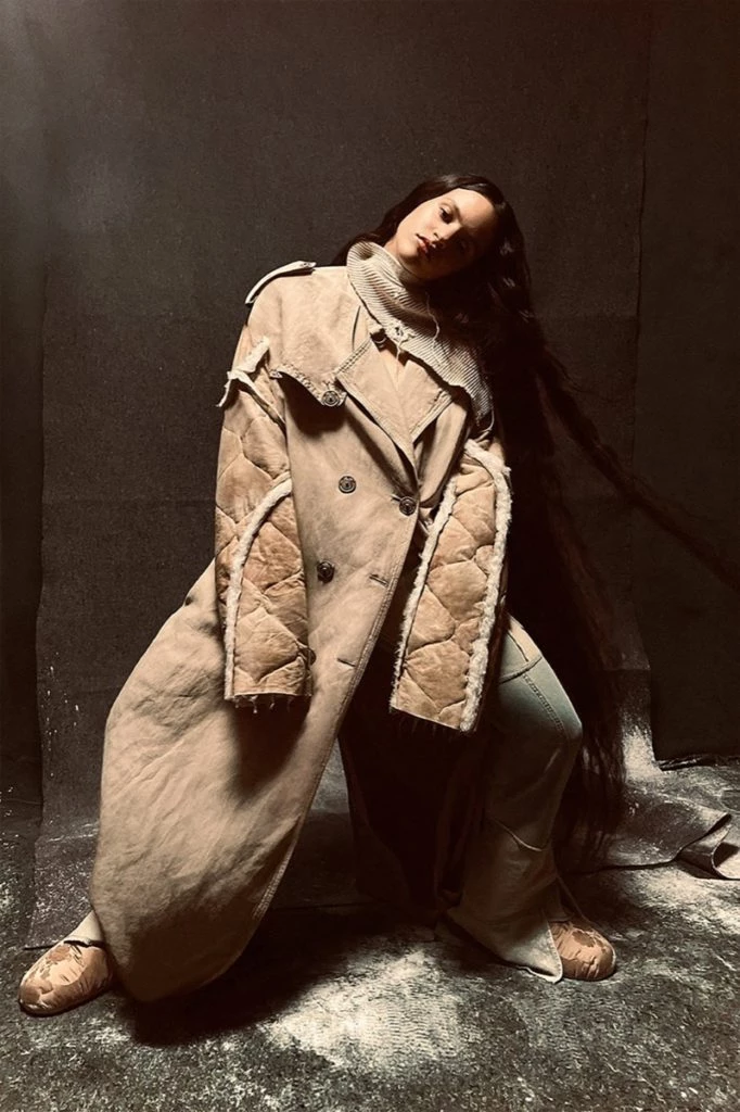Acne Studios acaba de presentar su campaña otoño-invierno 2022, protagonizada por la cantante y compositora española Rosalía.