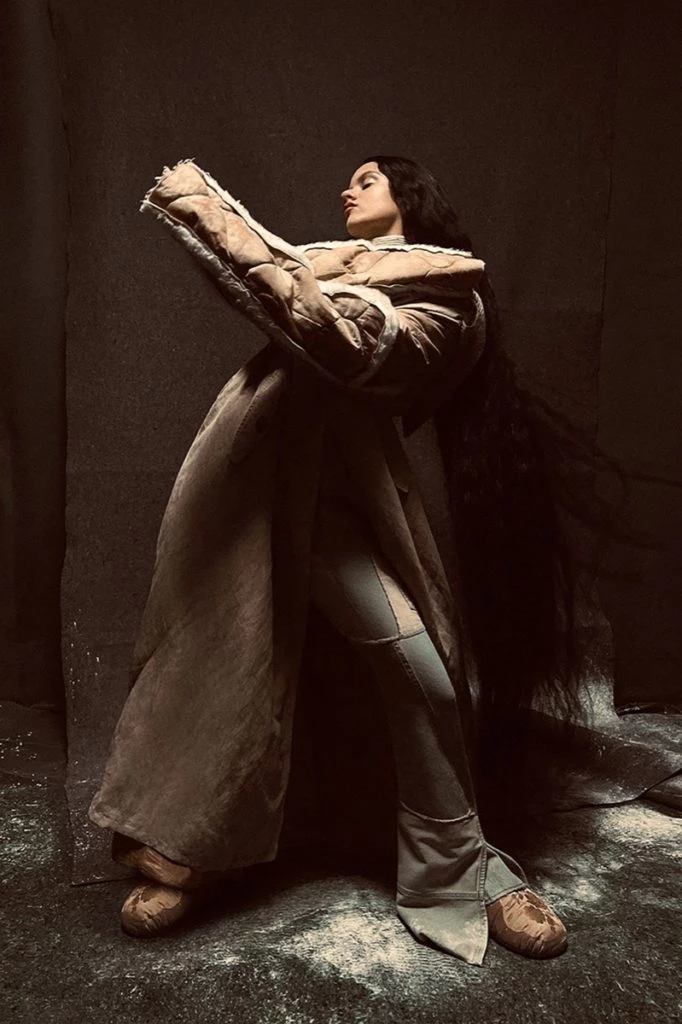 Acne Studios acaba de presentar su campaña otoño-invierno 2022, protagonizada por la cantante y compositora española Rosalía.