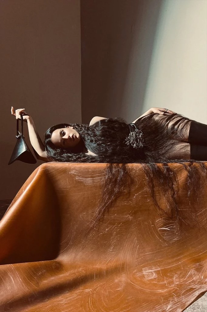 Acne Studios acaba de presentar su campaña otoño-invierno 2022, protagonizada por la cantante y compositora española Rosalía.