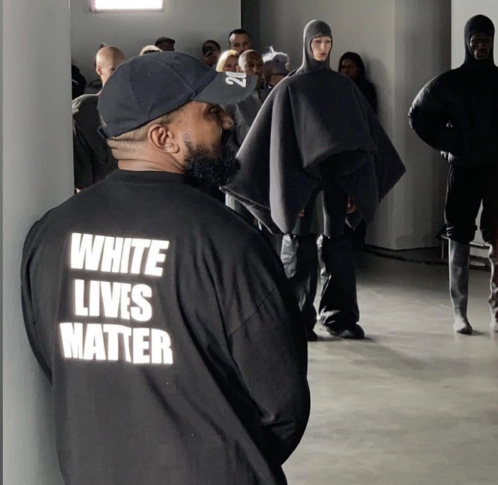 Kanye West en su desfile con la remera de la polémica. Foto: Instagram.