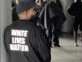 Kanye West en su desfile con la remera de la polémica. Foto: Instagram.