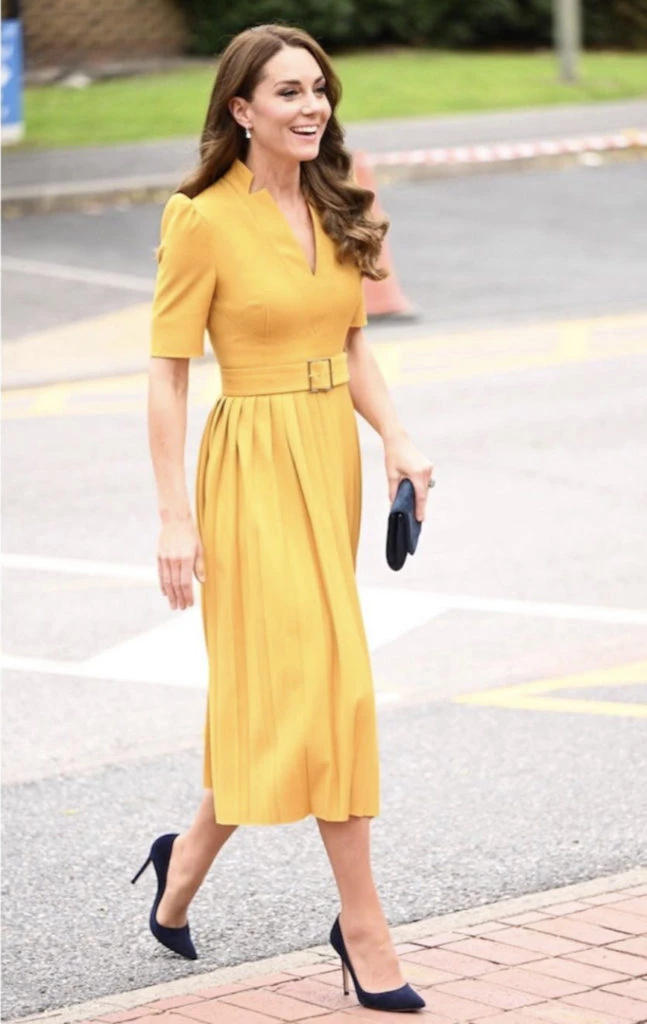 Kate Middleton llegando a un hospital en un vestido amarillo. Foto: Instagram.