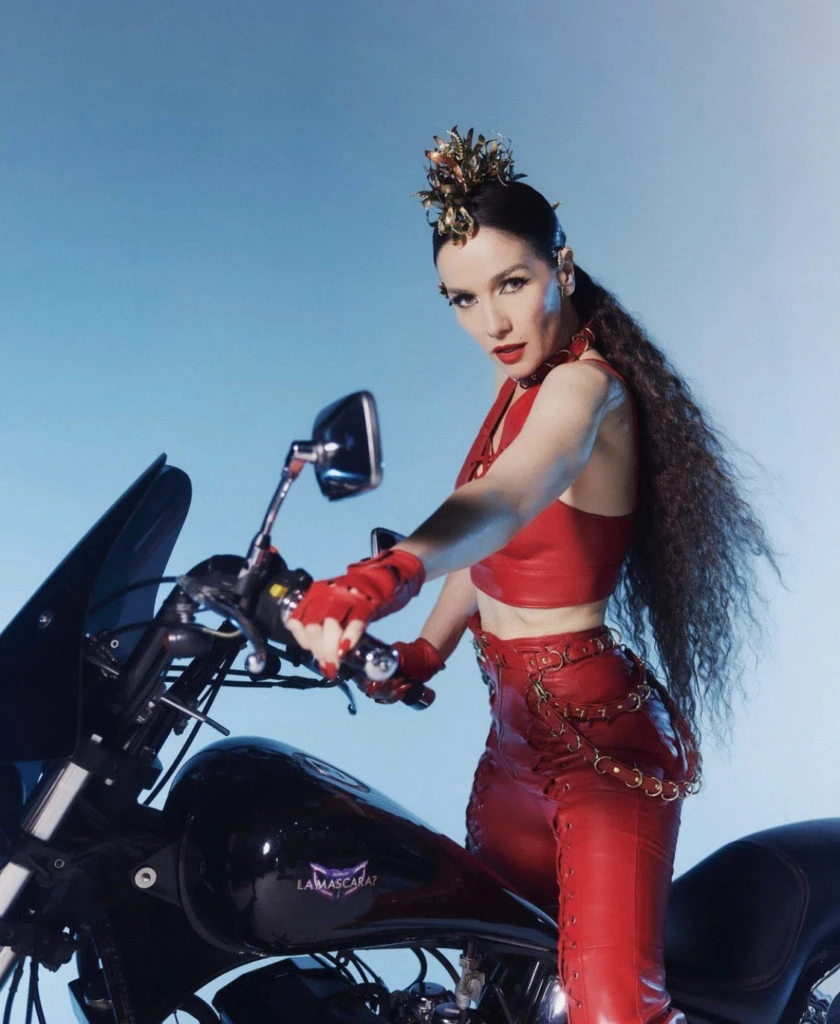 Natalia Oreiro de rojo en Quién es la Máscara. Foto: Instagram.