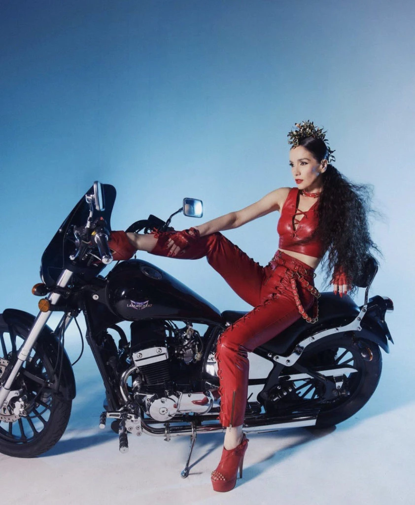 Natalia Oreiro de rojo en Quién es la Máscara. Foto: Instagram.