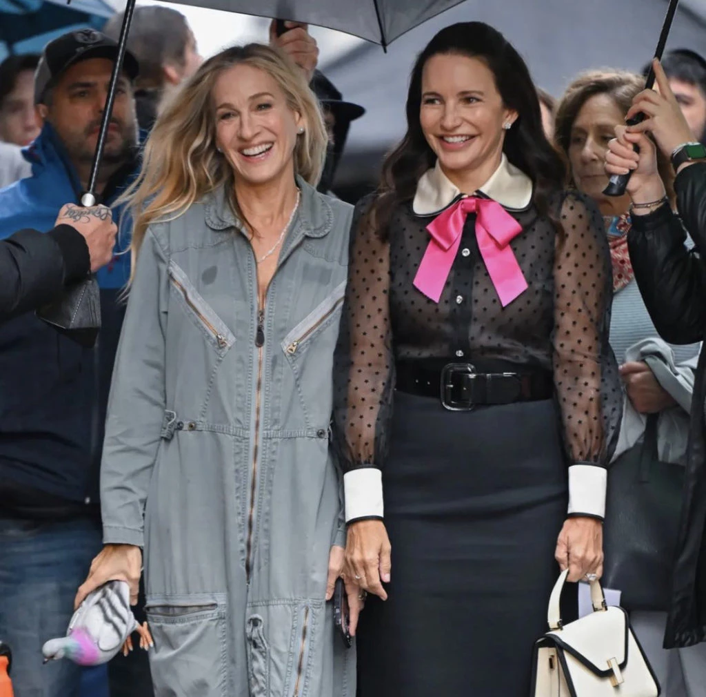 Sarah Jessica Parker y Kristin Davis en Nueva York. Foto: @andjustlikethatcostumes.