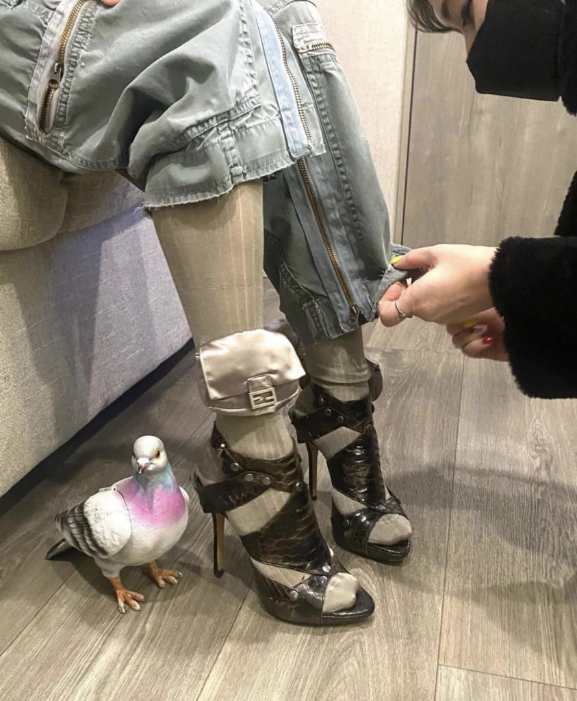 Sarah Jessica Parker, sus sandalias vintage y su clutch "de paloma". Foto: @andjustlikethatcostumes.