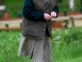 Reina Isabel II con su chaleco Barbour que muchas veces viene en la parte interna de la campera y es desmontable. Foto: Pinterest.
