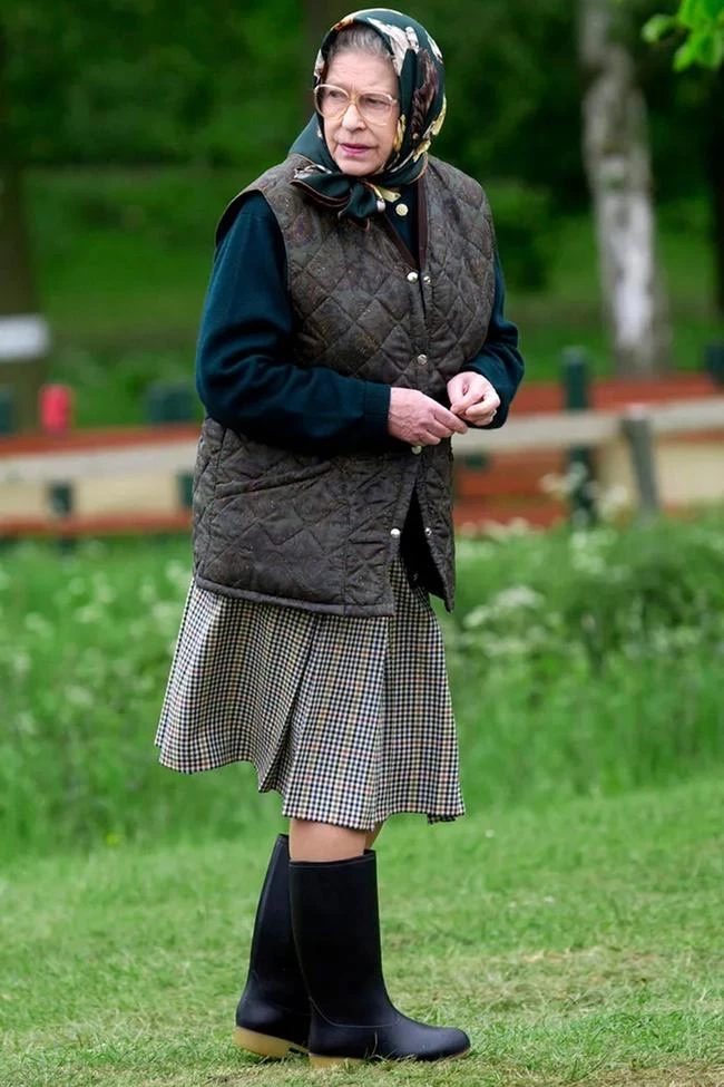 Reina Isabel II con su chaleco Barbour que muchas veces viene en la parte interna de la campera y es desmontable. Foto: Pinterest.