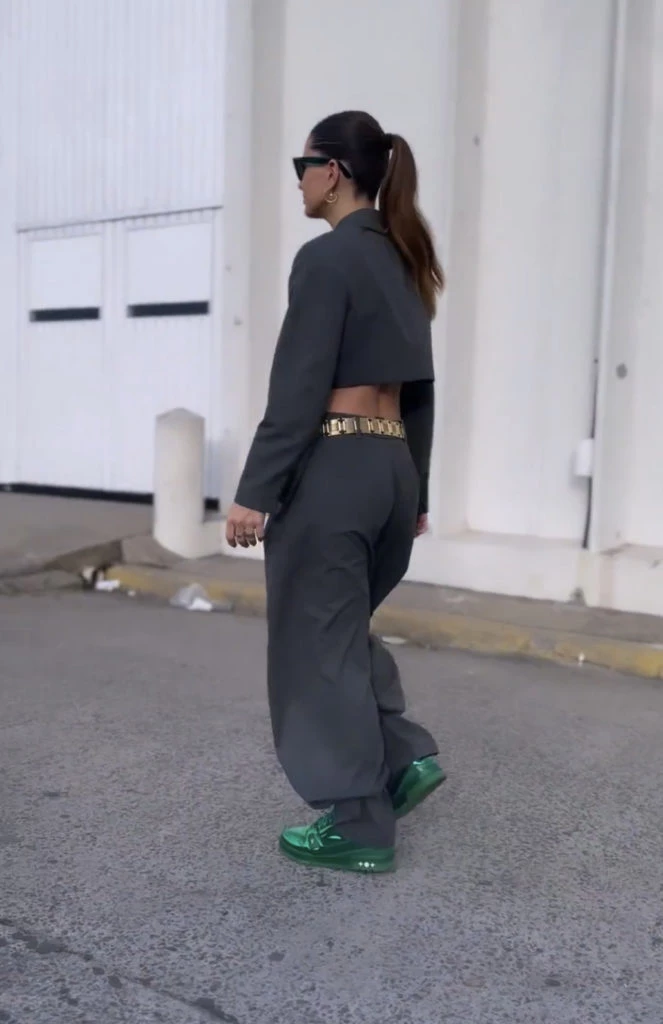 China Suárez con look sastre y zapatillas metalizadas. Foto: Instagram.
