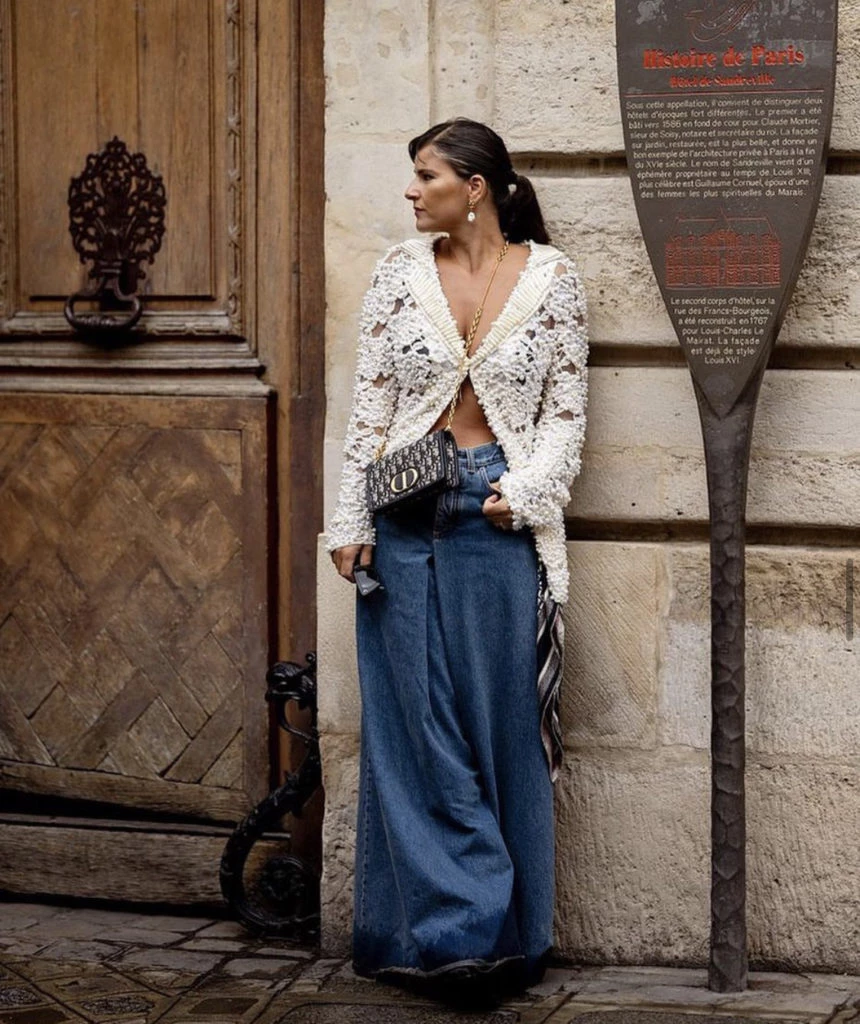 Look con pollera de jean maxi. Foto: @styleandthebeach.