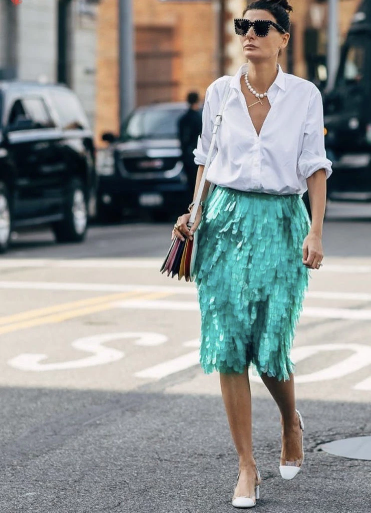 Pollera metalizada y con volumen. Foto: @dimodaa.