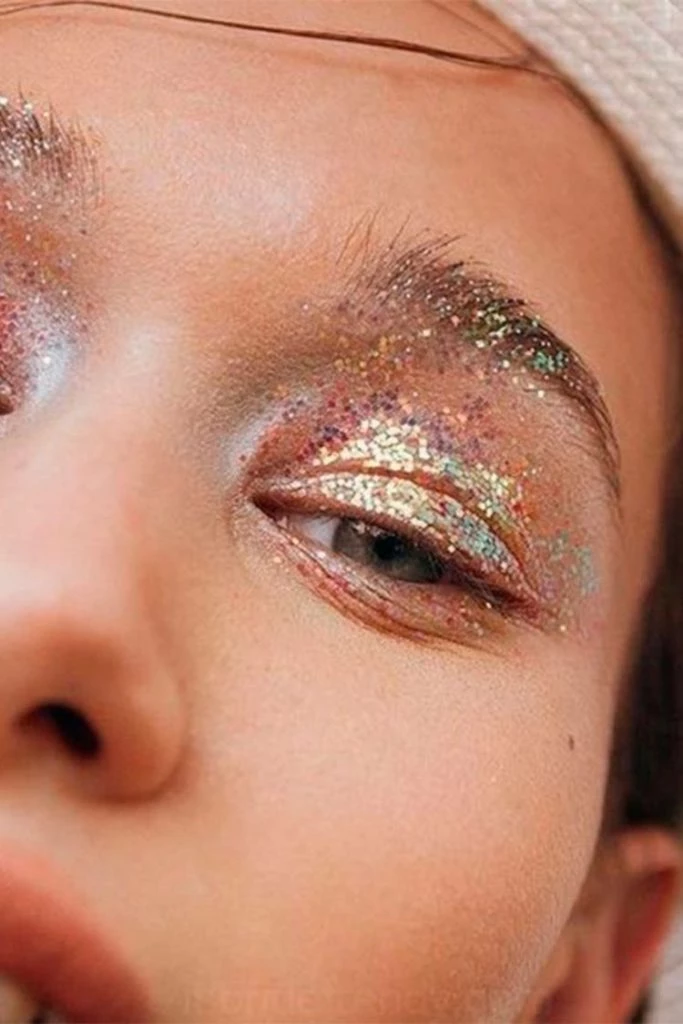 Maquillaje con brillos. Foto: Pinterest.