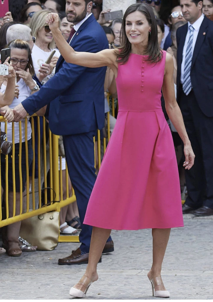 La reina Letizia y sus zapatos con detalle transparente. Foto: Pinterest.