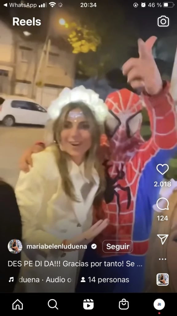 Belén Ludueña con Spiderman en el tren de la alegría. Foto: Instagram.
