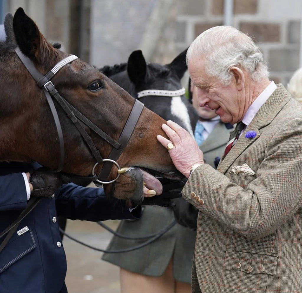 Carlos III muestra el mismo amor por los caballos que su madre. Foto: Instagram.