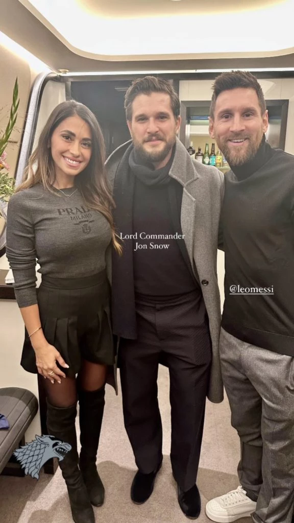 Messi, Antonela y "Lord Snow" en el palco del PSG. Foto: Instagram.
