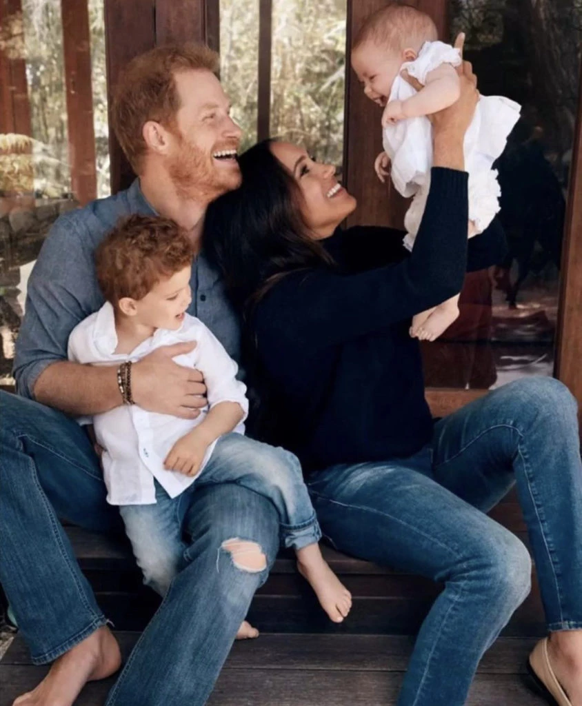 Meghan y Harry y sus hijos. Foto: Instagram.