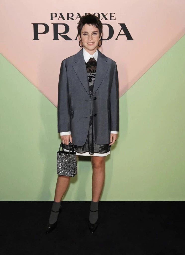 El look de Emma Watson en el lanzamiento de la nueva fragancia de Prada. Foto: Instagram.