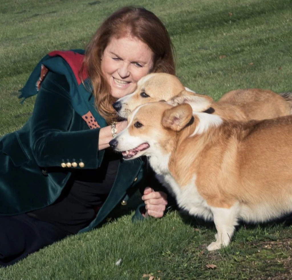 Sarah Ferguson y los corgis de Isabel II. Foto: Instagram.