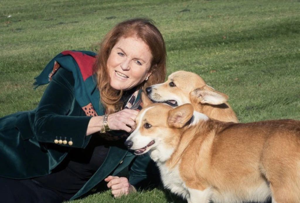 Sarah Ferguson y los corgis de Isabel II. Foto: Instagram.