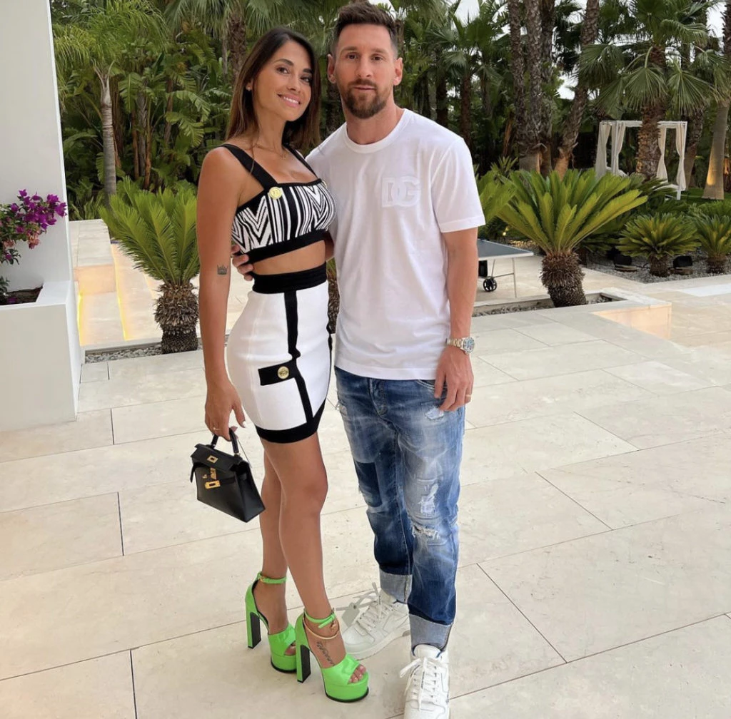 Antonela Roccuzzo y sus carteras de colores. Foto: Instagram.