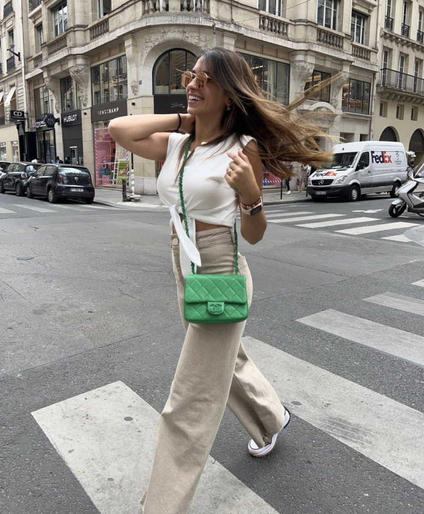 Antonela Roccuzzo y sus carteras de colores. Foto: Instagram.