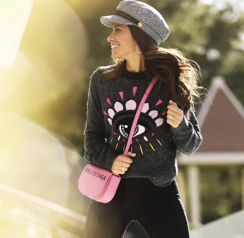 Antonela Roccuzzo y sus carteras de colores. Foto: Instagram.