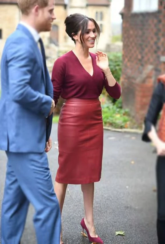 Meghan Markle lució la misma falda que la reina Letizia. Foto: Pinterest.