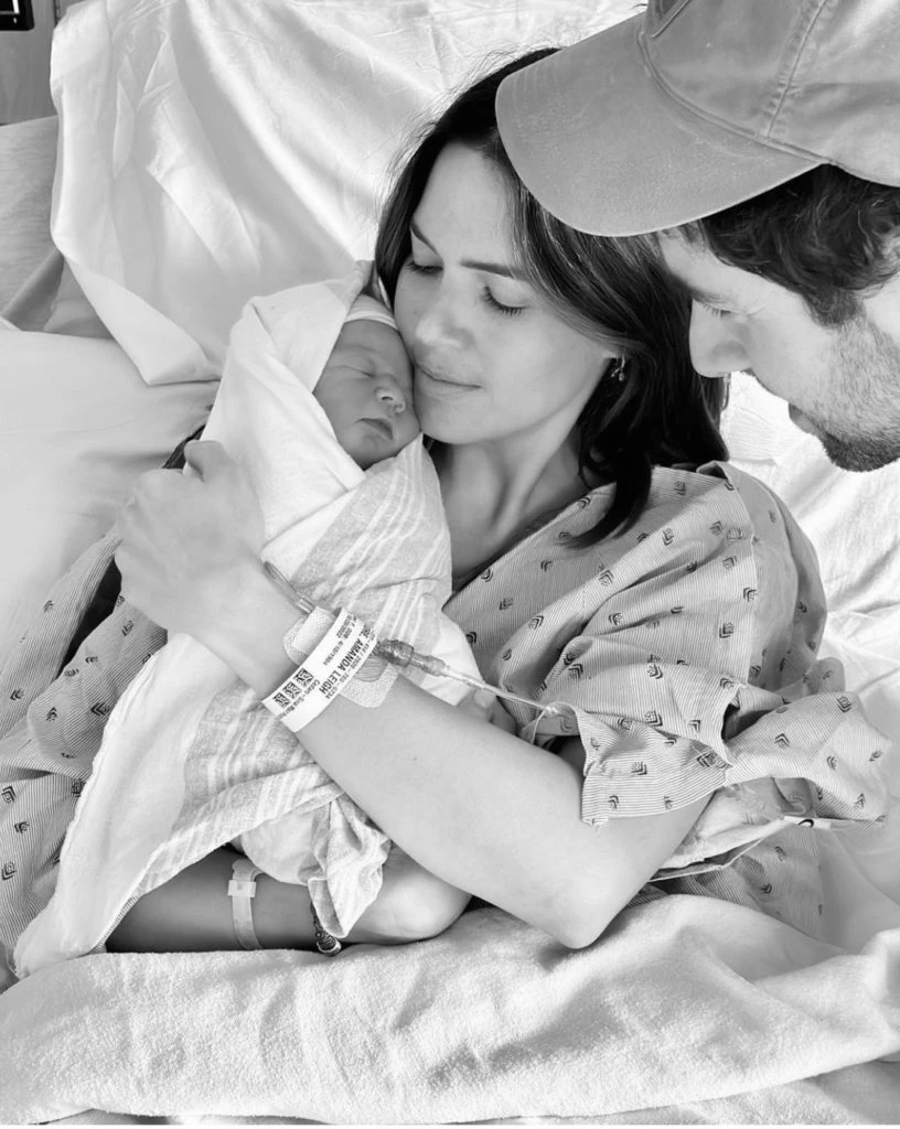 Mandy Moore con su marido y el pequeño Ozzie. Foto: Instagram.