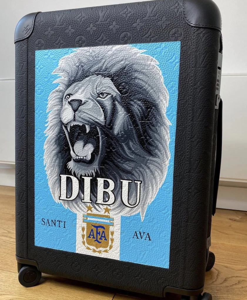 El carry on de "Dibu" Martínez intervenido por el artista Archie Wallis. Foto: Instagram.