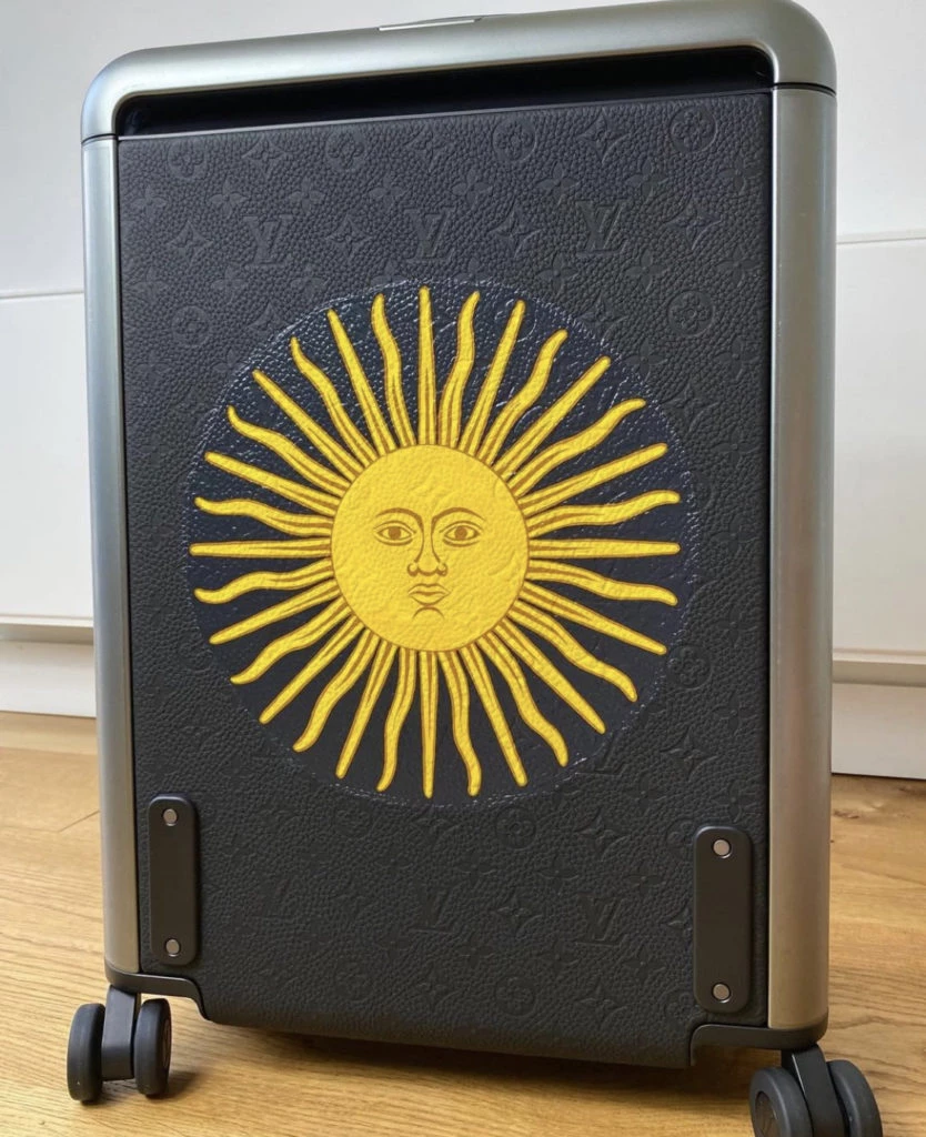 El carry on de "Dibu" Martínez intervenido por el artista Archie Wallis. Foto: Instagram.