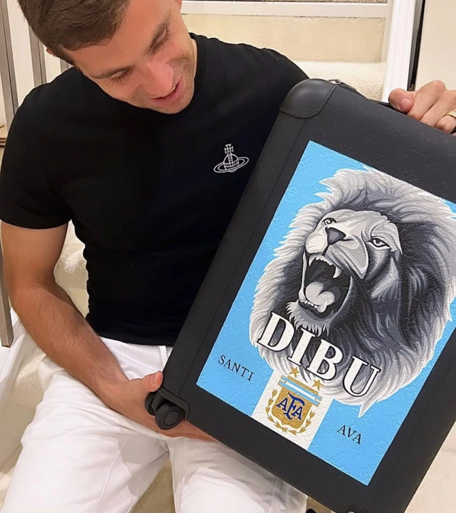 "Dibu" Martínez y su carry on intervenido por el artista Archie Wallis. Foto: Instagram.