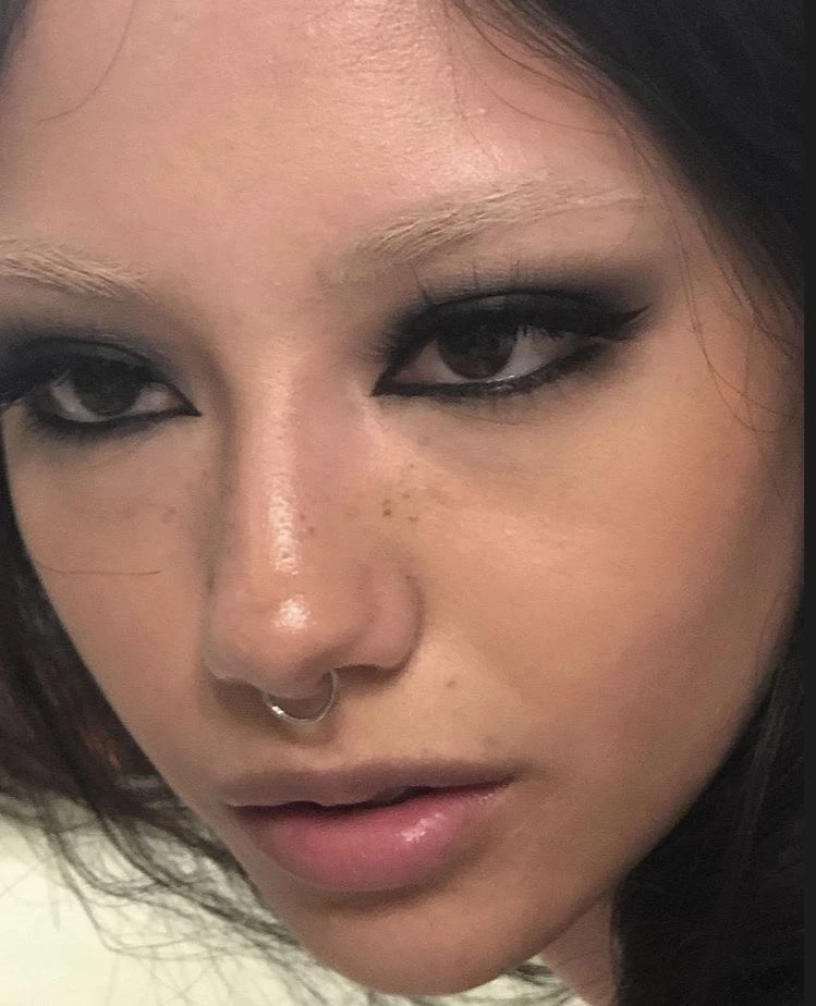 Cejas invisibles, la última tendencia beauty. Foto: Instagram.