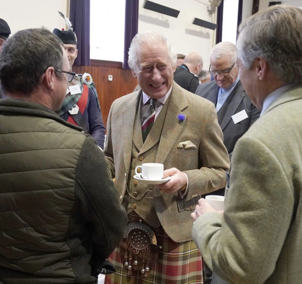 Carlos III fue a Escocia para agradecerles a todos los trabajadores que colaboraron con el traslado de su madre a Inglaterra. Foto: Instagram.