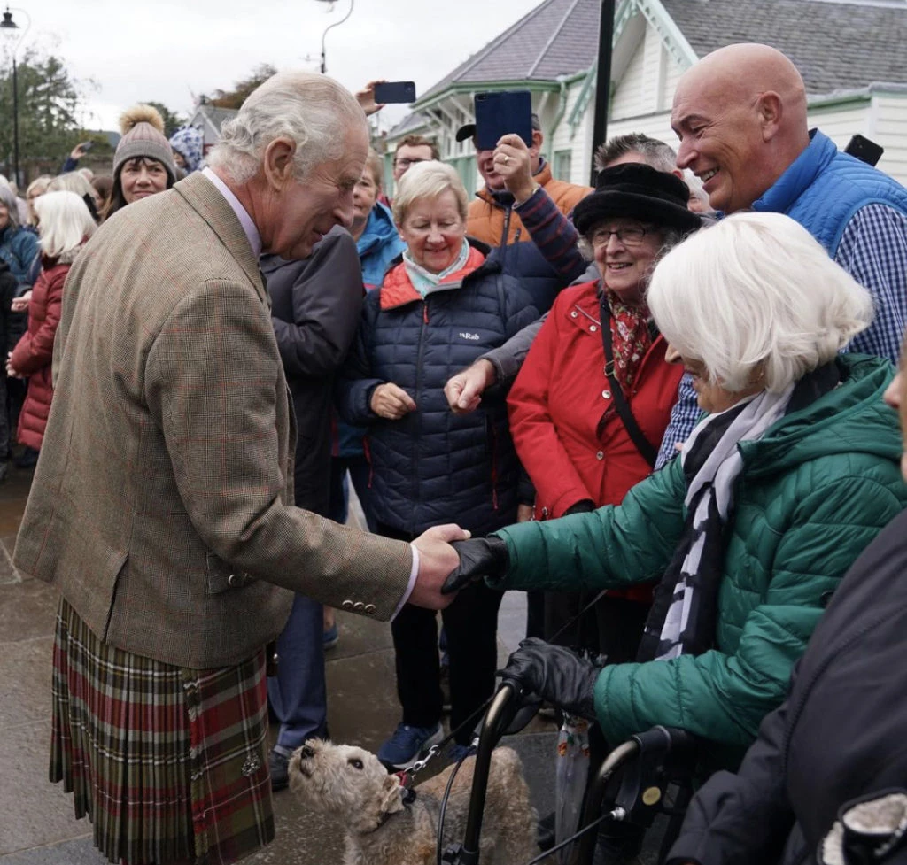 Carlos III fue a Escocia para agradecerles a todos los trabajadores que colaboraron con el traslado de su madre a Inglaterra. Foto: Instagram.