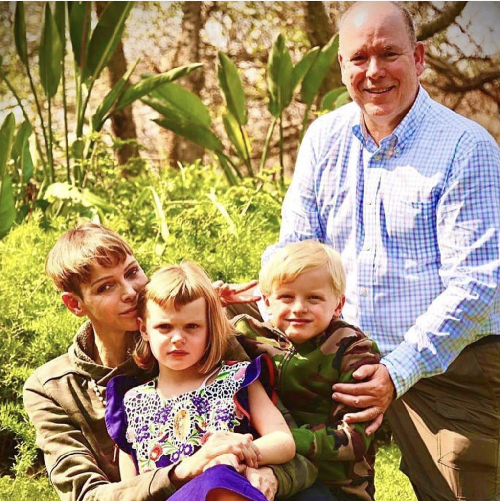 Jacques y Gabriella con sus padres los príncipes de Mónaco. Foto: Instagram.