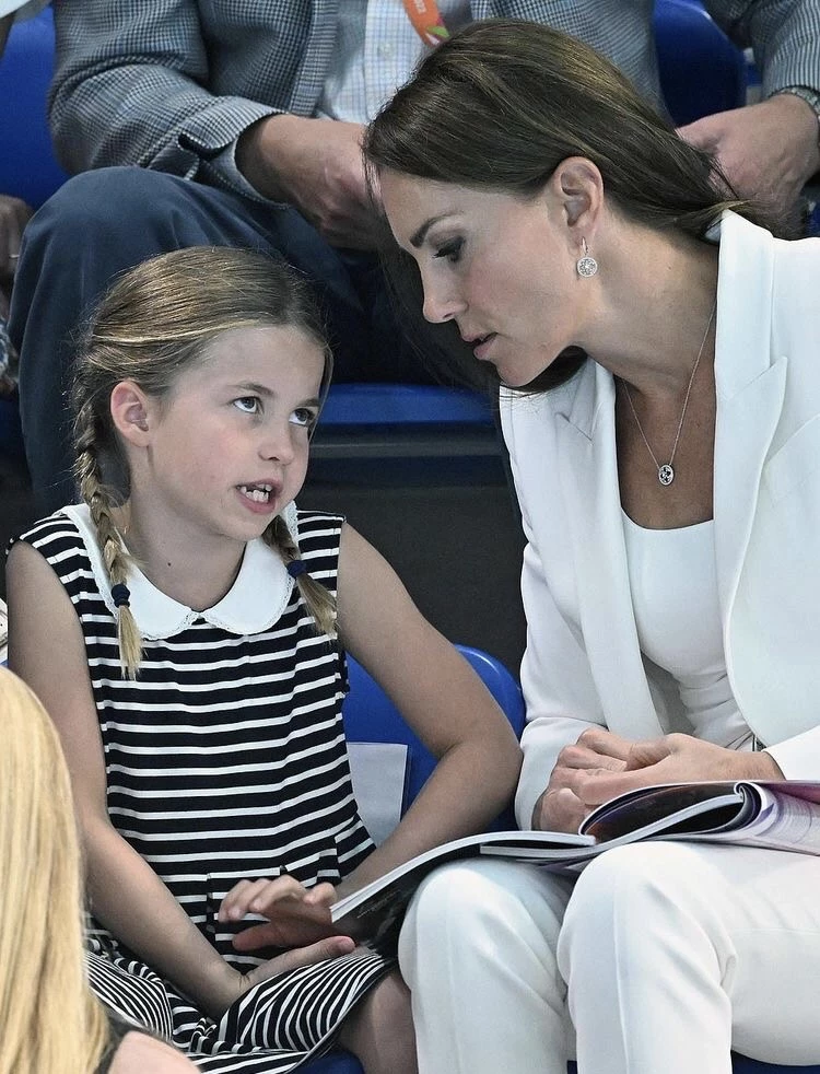 Kate Middleton reprende a la princesa Charlotte en un evento. Foto: Instagram.