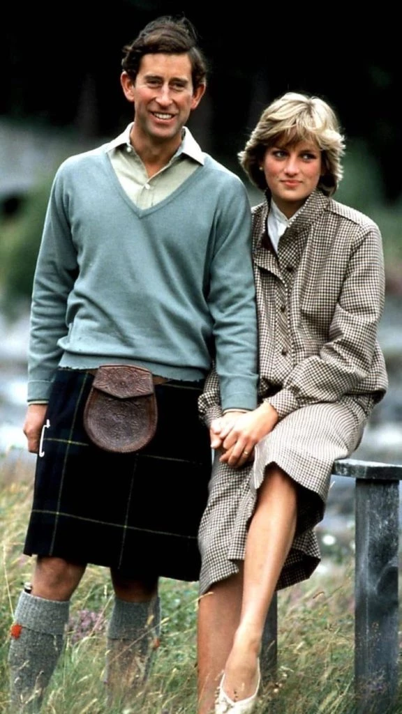 Lady Di y Carlos al comienzo de su relación. Foto: Pinterest.