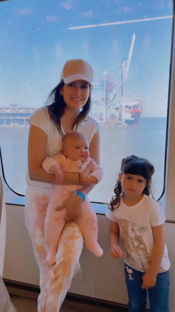 Isabel Macedo junto a sus hijas en Uruguay