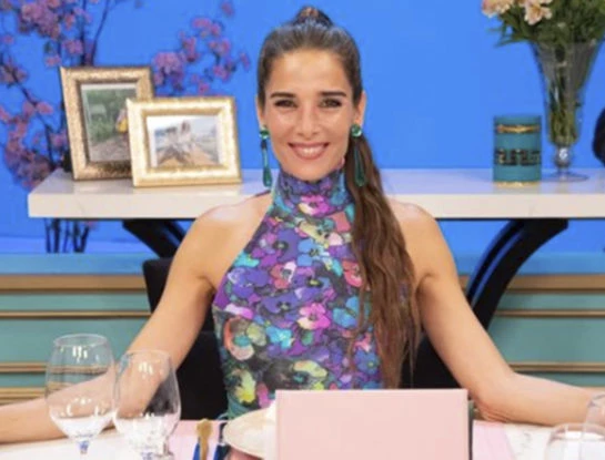El glamoroso look de Juana Viale en la mesaza del domingo: lució un Bogani pintado a mano