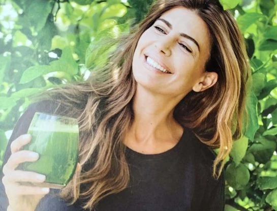 El look fashionista de Juliana Awada: llevó la prenda comodín del placard