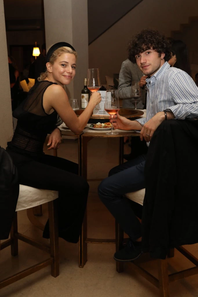 Justina Bustos y Antonio Gelabert en evento La Linda Vinos (78)