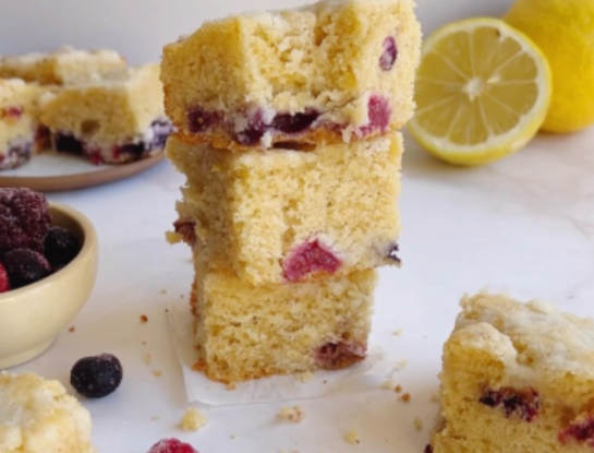 La receta de los cuadrados de limón y frutos rojos sin azúcar ni harina