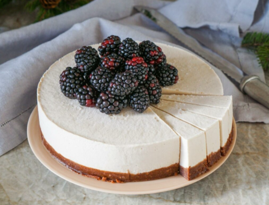 La receta del cheesecake vegano con topping de mermelada, súper fácil y delicioso