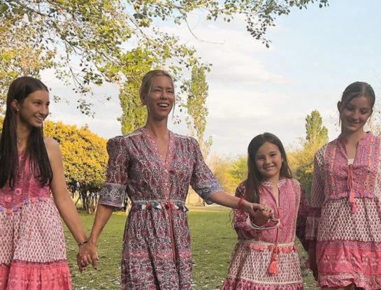 Los looks hippie chic de Nicole Neumann y sus hijas para disfrutar de una tarde al aire libre