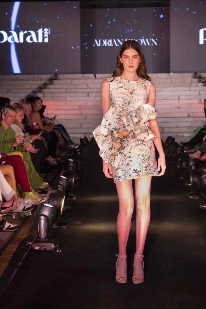 Desfile Para ti, pasada Adrian Brown