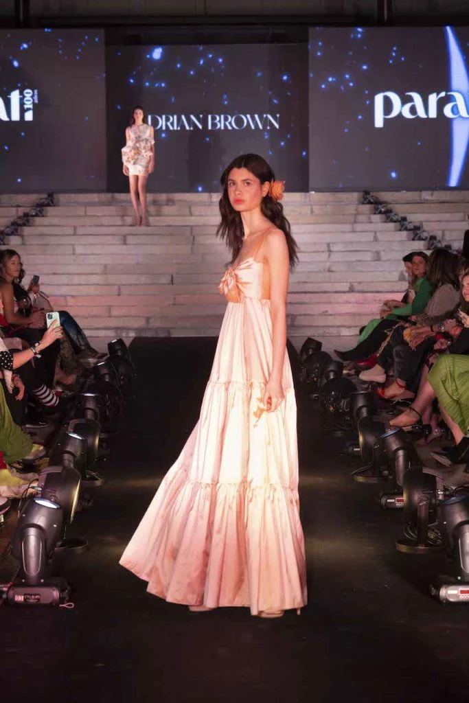 Desfile Para ti, pasada Adrian Brown