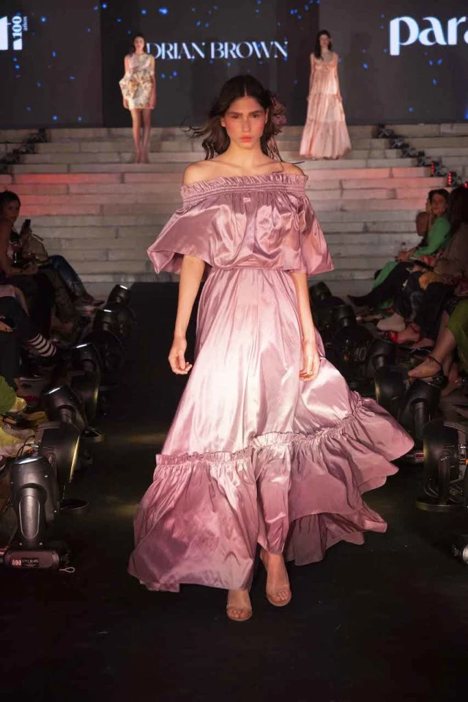 Desfile Para ti, pasada Adrian Brown