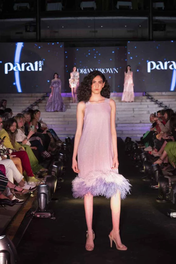 Desfile Para ti, pasada Adrian Brown